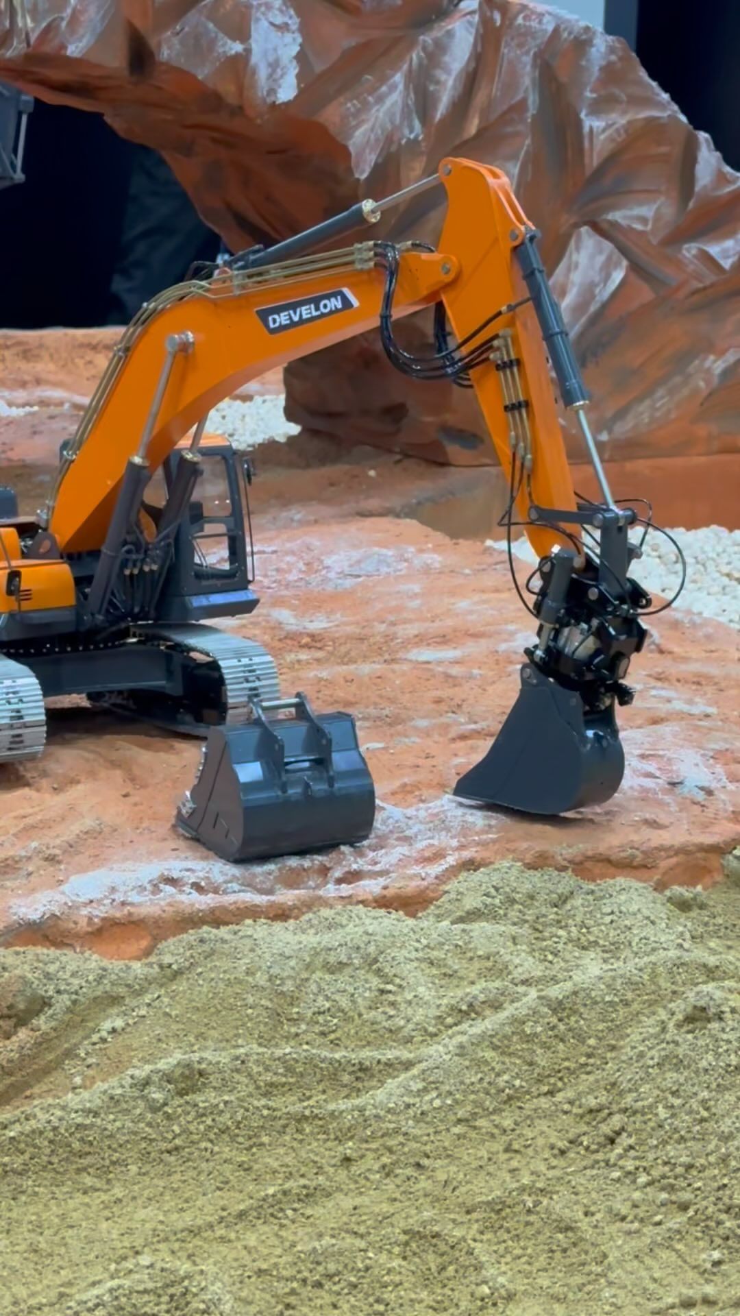 [HD Hyundai Xitesolution] RC Excavator with Quick coupler and tiltrotator ! 