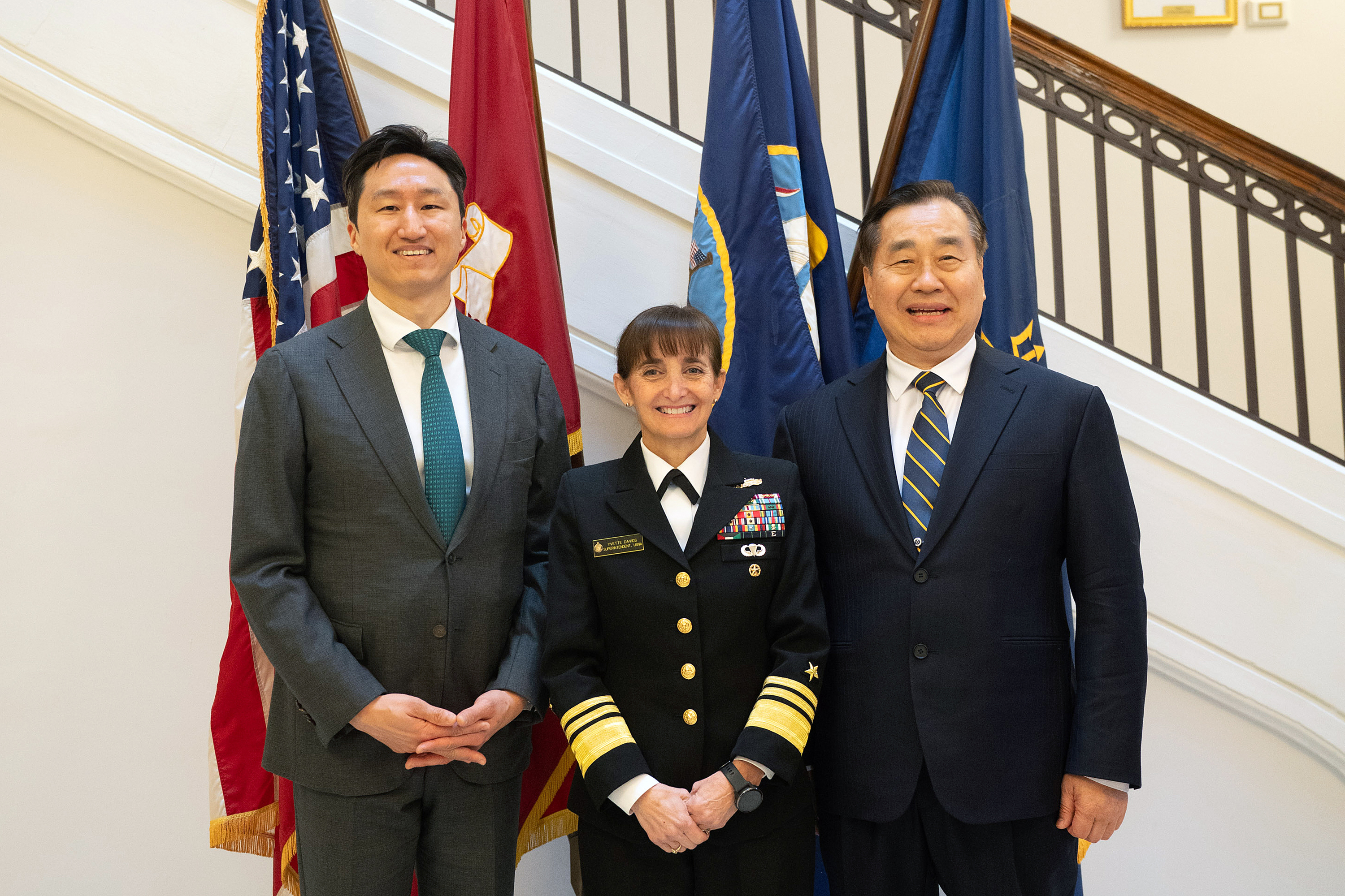 사진 2. 정기선 HD현대 수석부회장(왼쪽)이 정호섭 전 대한민국 해군참모총장(오른쪽)과 함께 미국 해군사관학교에서 이벳 M. 데이비스(Yvette M. Davids) 교장(가운데)과 기념사진을 촬영하고 있다..jpg