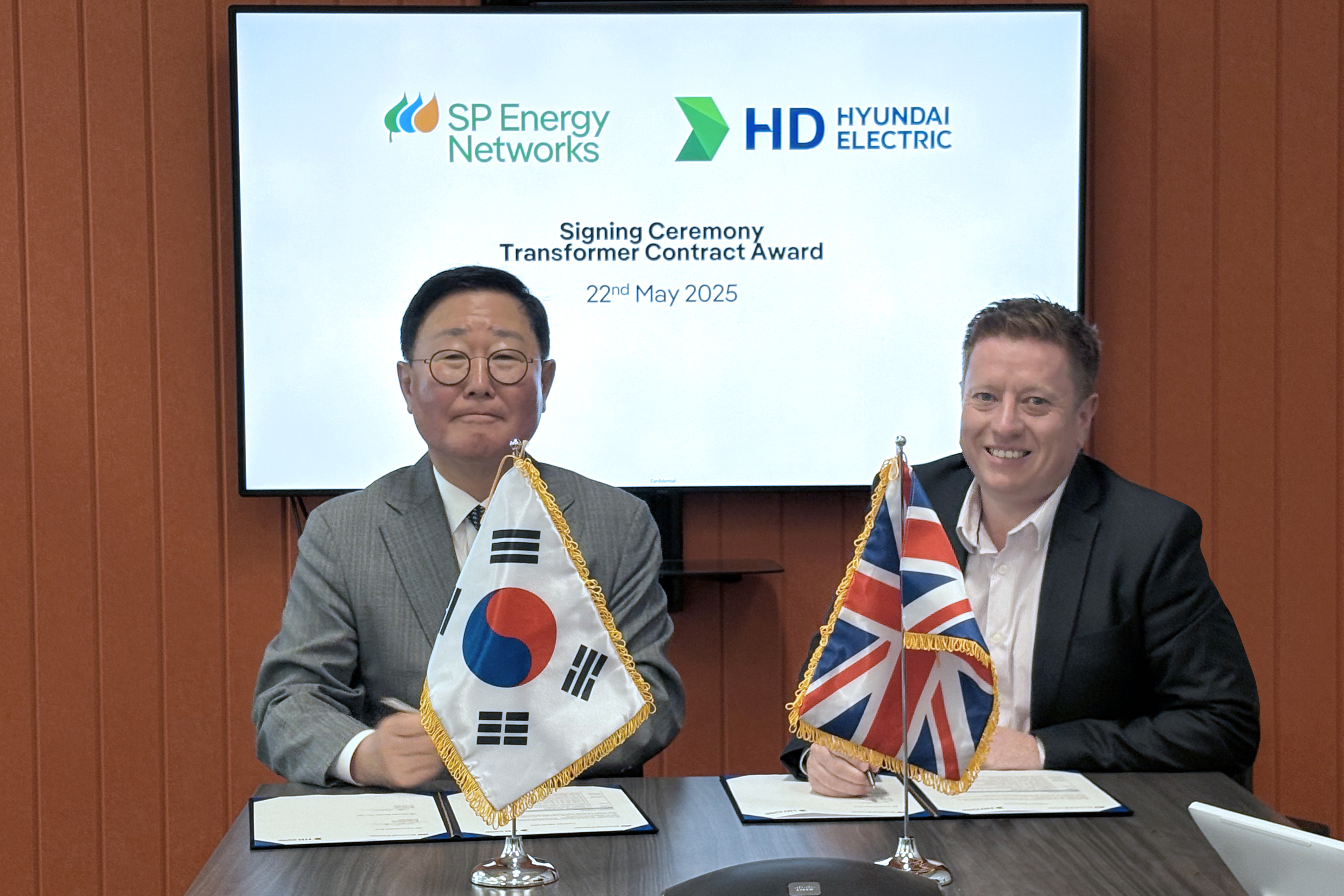 사진_(1)현지시간 22일(목) 스코틀랜드 ‘에스피 에너지 네트웍스(SP Energy Networks)’ 본사에서 HD현대일렉트릭 조석 부회장(사진 왼쪽)과 에스피 에너지 네트웍스 에디 멀홀랜드(Eddie Mulholland) 기술총괄이사가 400킬로볼트(kV)급 초고압 변압기 4대에 대한 공급계약을 체결했다.jpg