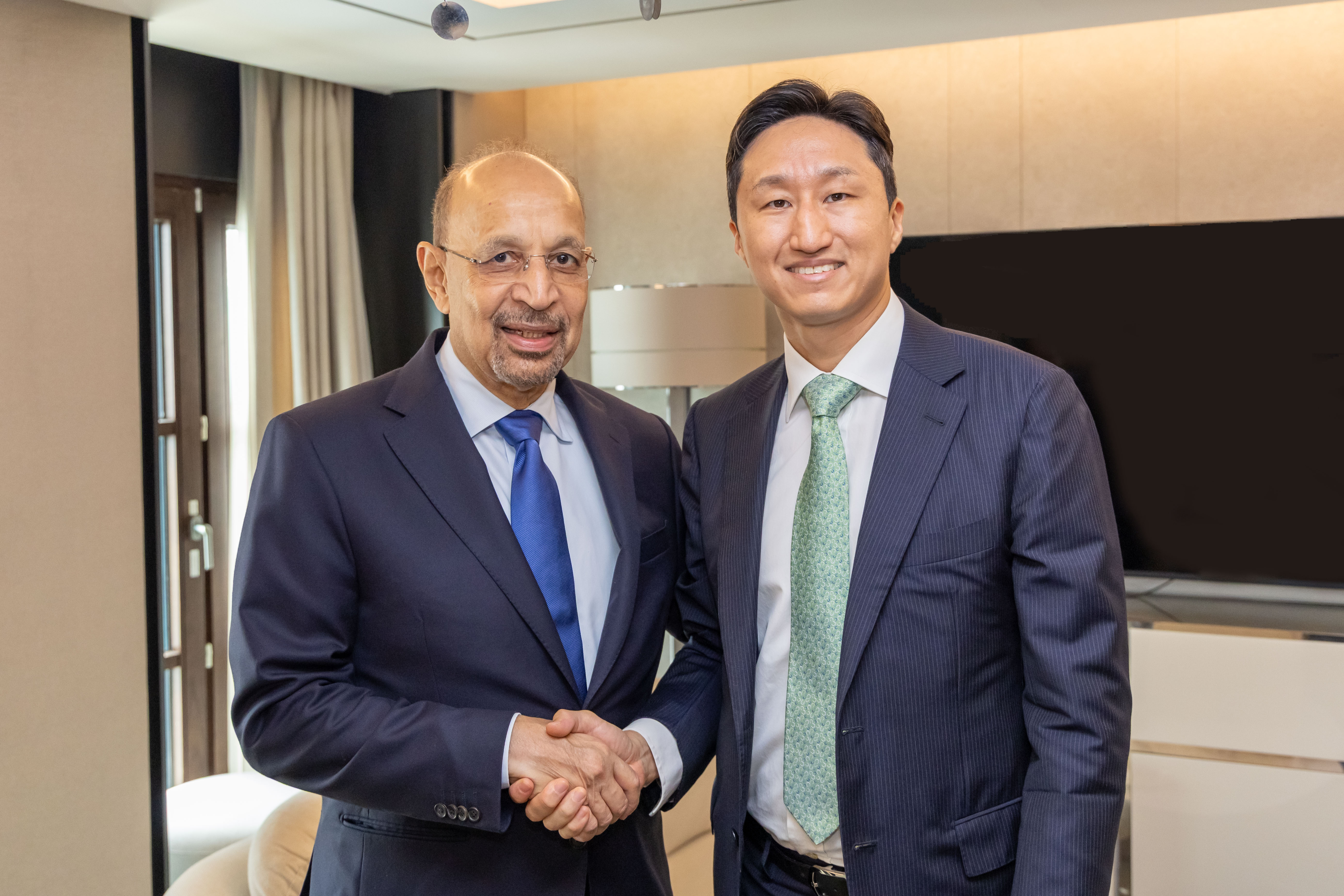 HD Hyundai Executive Vice Chairman Chung Kisun Meets Saudi Investment Minister to Discuss Business Collaboration