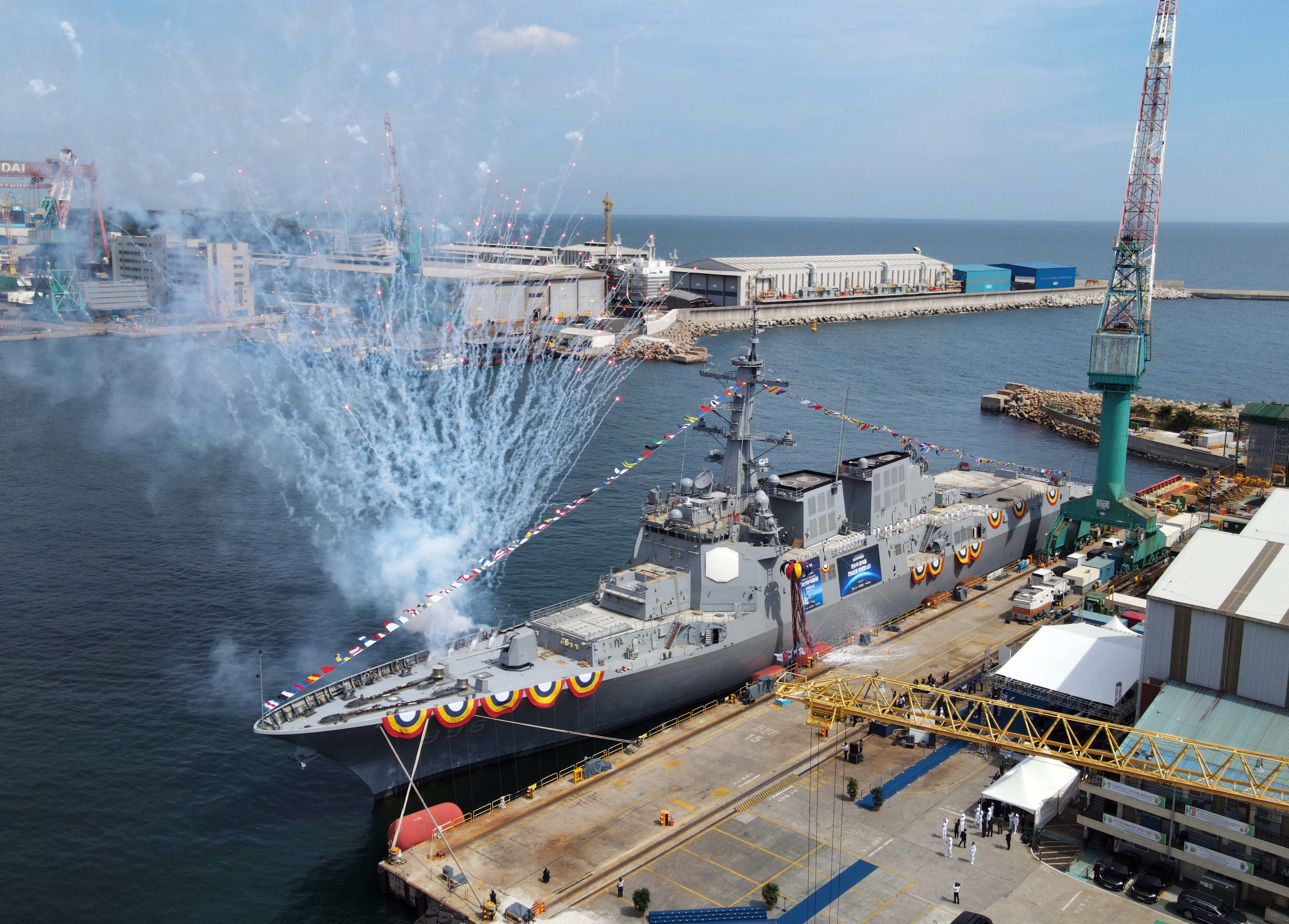 HD현대중공업이 건조해 17일(수) 진수한 8,200톤급 최첨단 이지스구축함(KDX-III Batch-II) 2번함인 ‘다산정약용함’의 모습..jpg