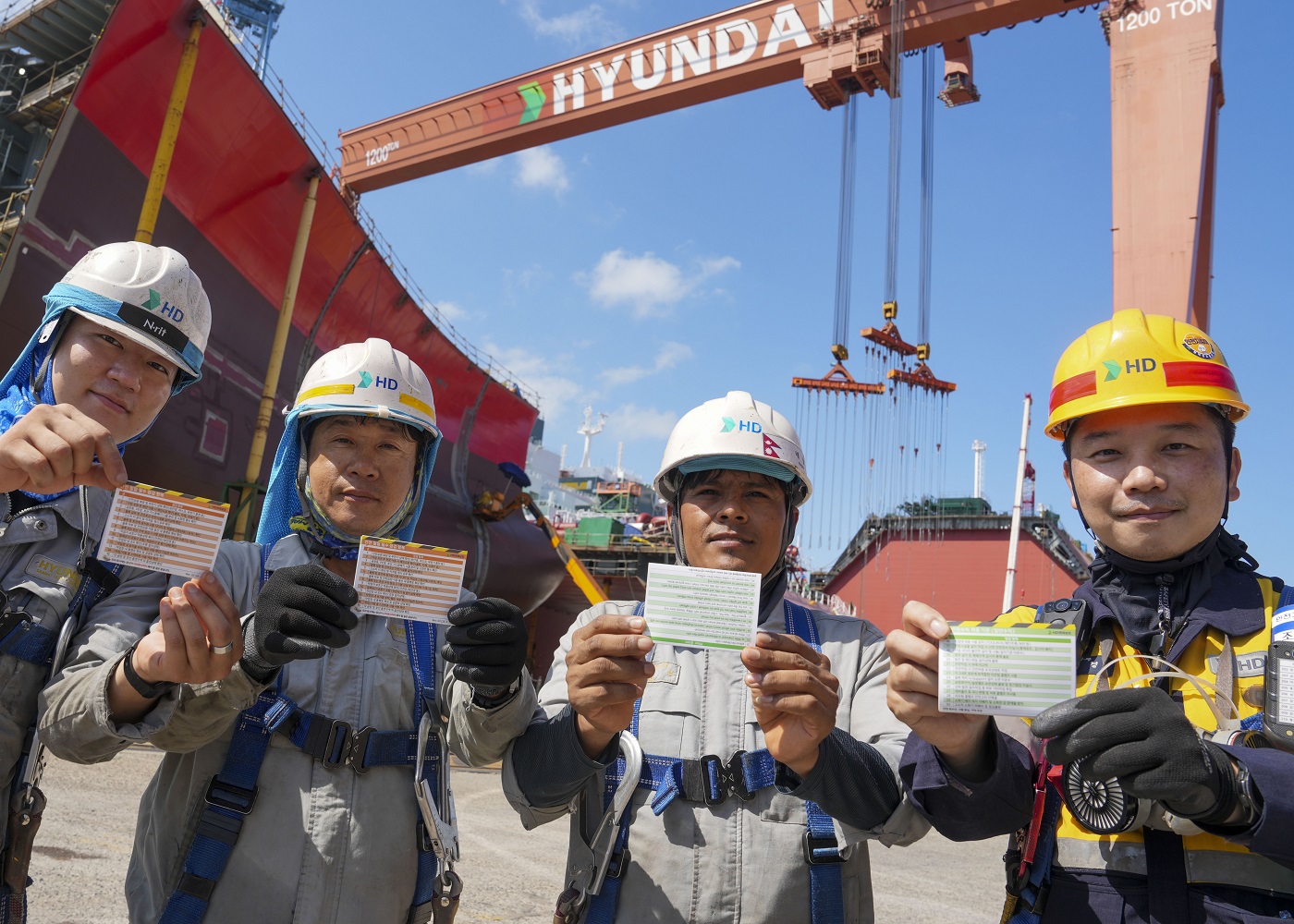 HD현대삼호가 최근 전 직원을 대상으로 제작·배포한 ‘안전수칙 포켓북’..jpg