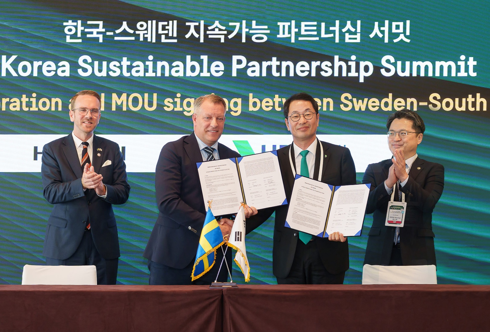 [사진] HD현대일렉트릭은 16일(목) 그랜드 하얏트 서울에서 열린 ‘한국-스웨덴 지속 가능 파트너십 서밋’에서 히타치에너지와 HVDC 기술에 대한 전략적 협력 MOU를 체결했다. (왼쪽 두번째 히타치에너지 니클라스 페르손 전력.jpg