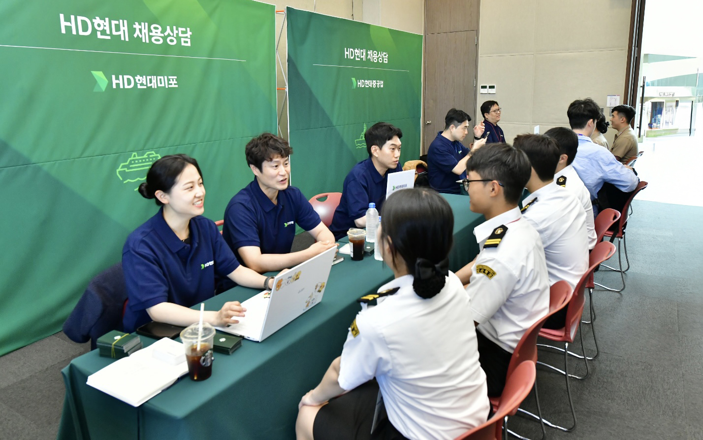 사진. 올해 5월 마덱스 2025 현장에서 실시한 채용박람회 모습.jpg