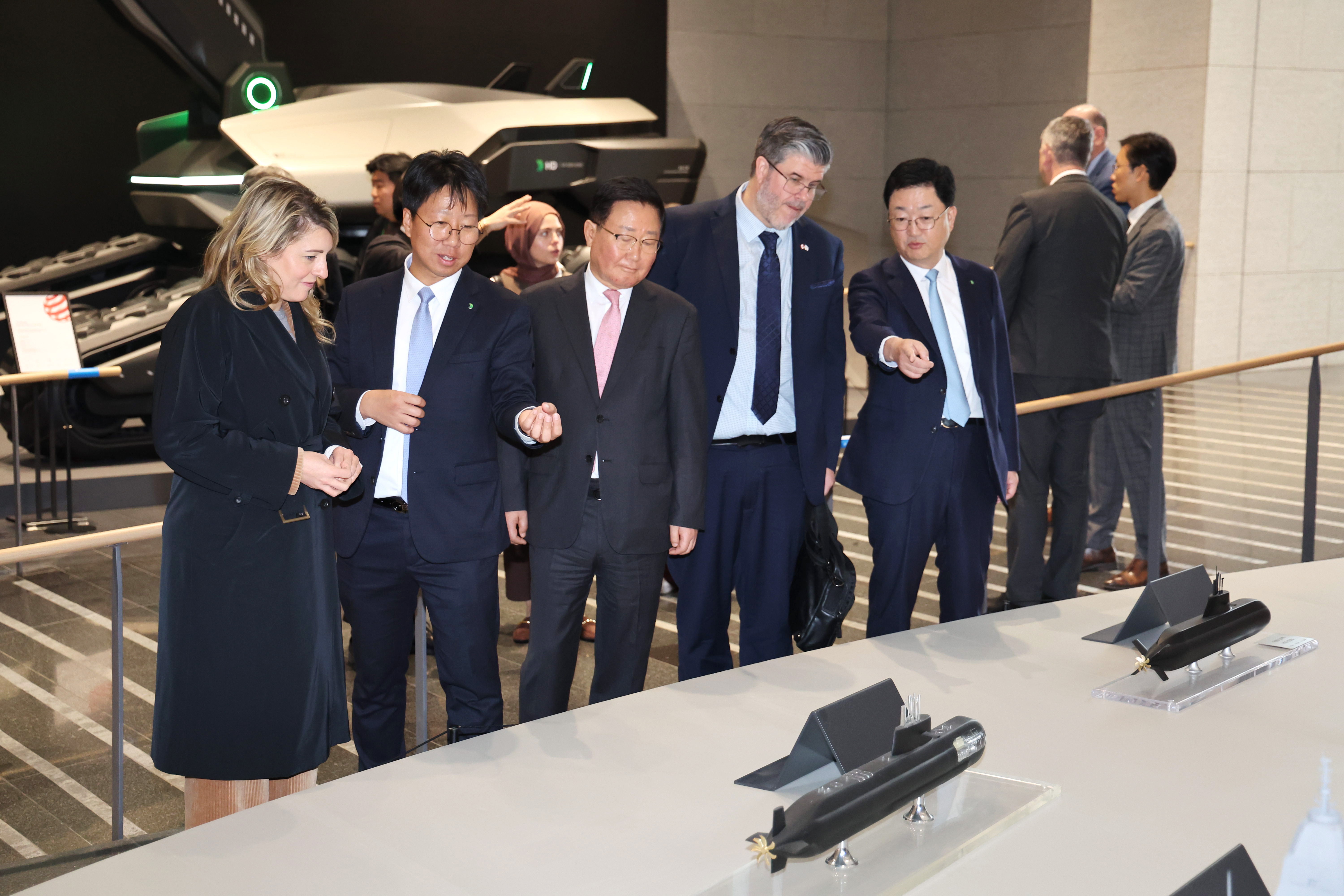 사진1_25일(화), 멜라니 졸리(Melanie Joly) 캐나다 산업부 장관과 필립 라포튠(Philippe Lafortune) 주한 캐나다 대사 일행이 HD현대 조석 부회장, HD현대중공업 주원호 사장과 함께 HD현대 글로벌R&D센터에서 미래형 선박·잠수함·호위함.jpg