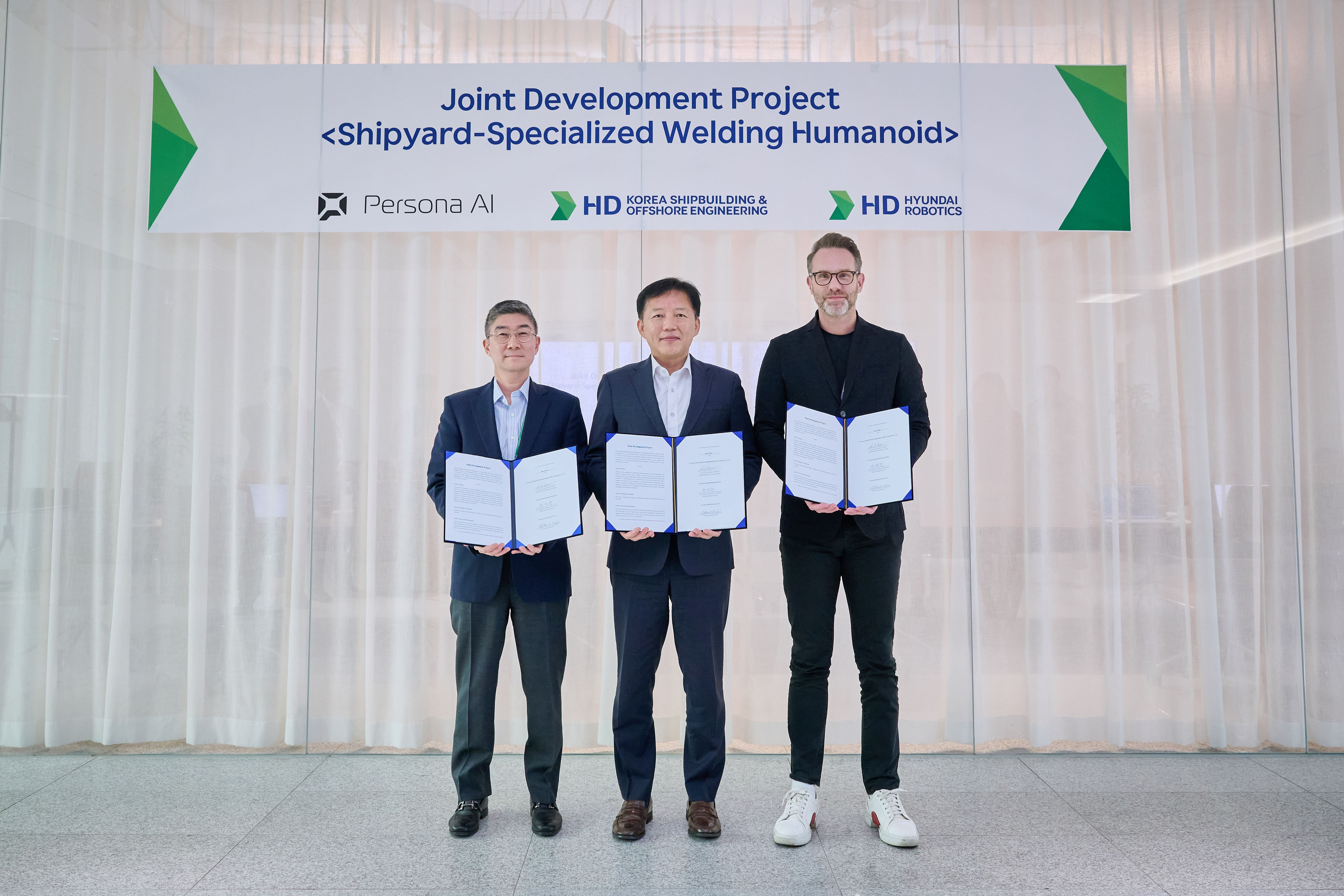■ 사진 설명 HD현대는 최근 ‘조선소 특화 용접용 휴머노이드의 실증 및 상용화를 위한 공동개발 협약’을 체결했다(사진 왼쪽부터 HD현대로보틱스 송영훈 솔루션개발부문장, HD한.jpg