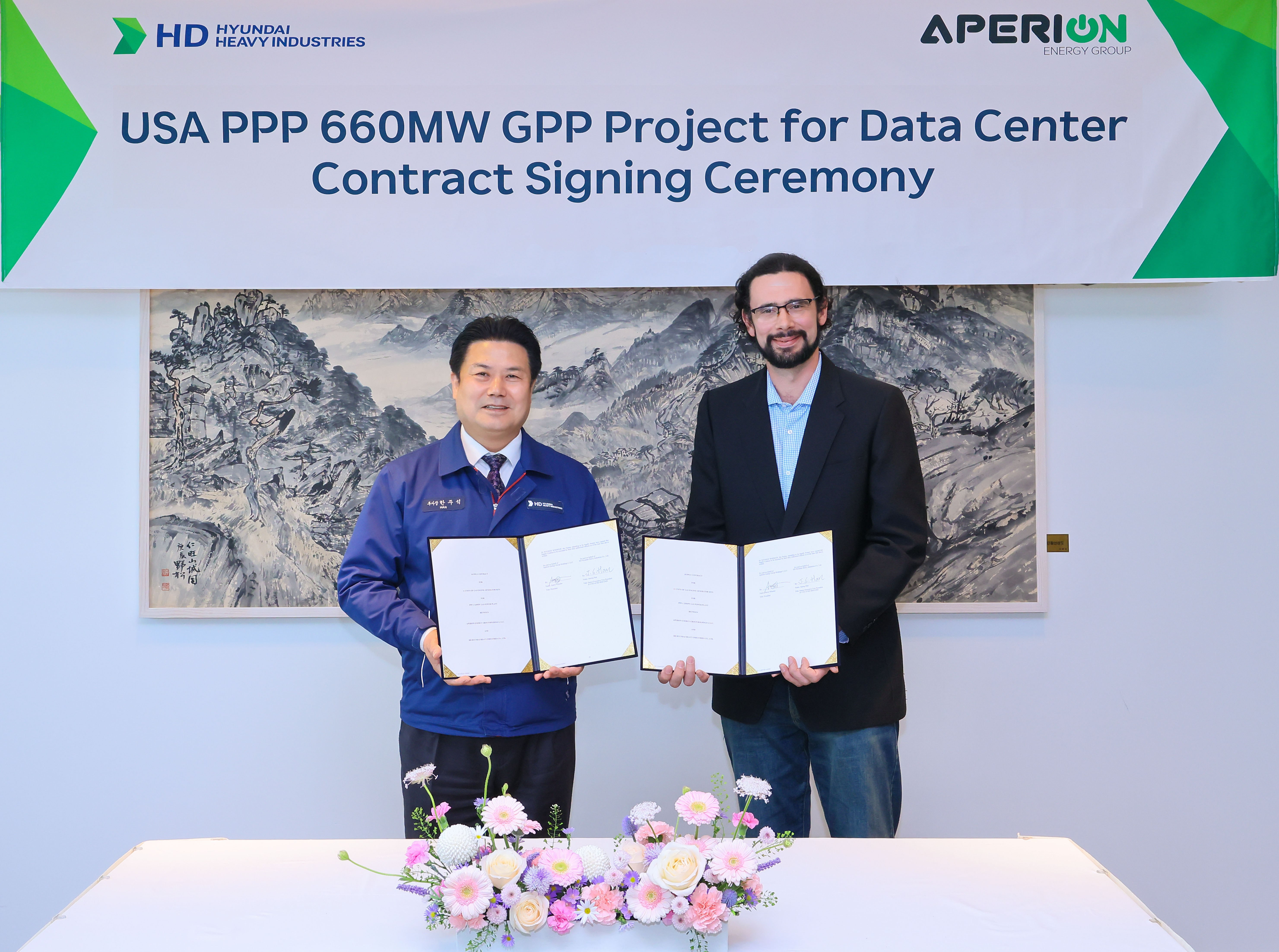 HD현대중공업이 최근 미국 에너지 인프라 개발기업인 Aperion Energy Group(AEG)과 20MW급 힘센엔진(HiMSEN) 기반의 발전설비 공급계약을 체결했다. (왼쪽부터 한주석 HD현대중공업 엔진기계사업대표, 아론 휠러(Aaron Wheeler) AEG 최고경영.jpg